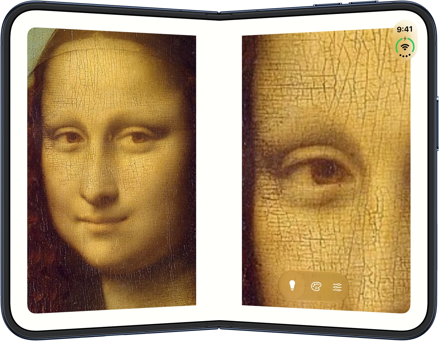 Compact บน iPhone Duo ที่พับเหมือนหนังสือ: ภาพ Mona Lisa อยู่ในกระจกอีกครึ่งหนึ่ง และดวงตาซ้ายของเธอขยายอยู่ในกระจกบานที่สองอีกครึ่งหนึ่ง